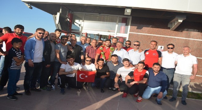 Küçükyıldırım, çiçeklerle karşılandı