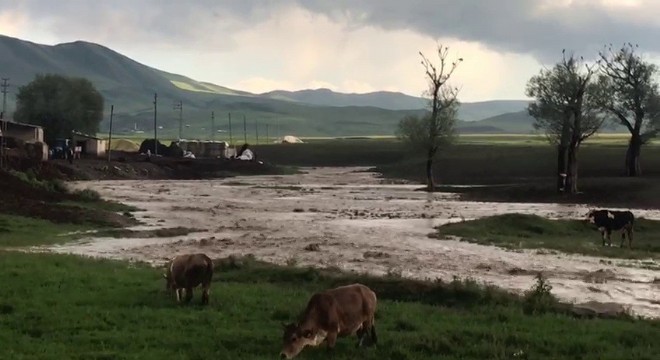 Kükürtlü'de dere taştı