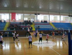 Liseler voleybol'da yarışıyor