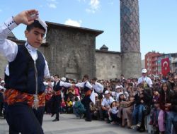 Geleneklerimize bağlıyız…