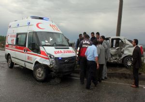 Ambulans otomobille çarpıştı: 3 yaralı