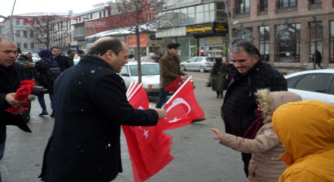 MHP'den bayrak dağıtımı