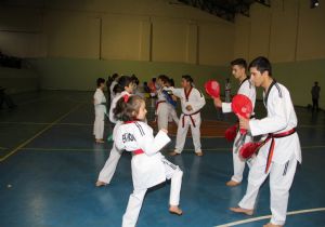 Minik sporculardan nefes kesen gösteri