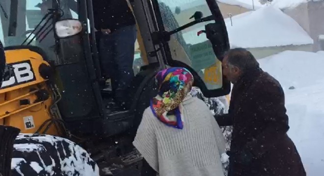 Mahsur kalan hamile kadın, kepçe ile evine ulaştırıldı
