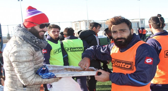 Mavi Beyazlı ekibe taraftardan tatlı ikramı