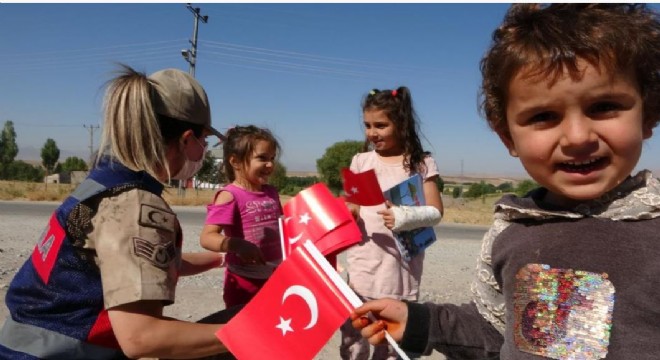 Mehmetçik'ten öğrencilere Türk bayraklı sürpriz