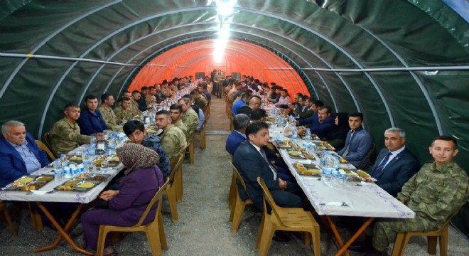Mehmetçik ve şehit aileleri aynı sofrada iftar açtı