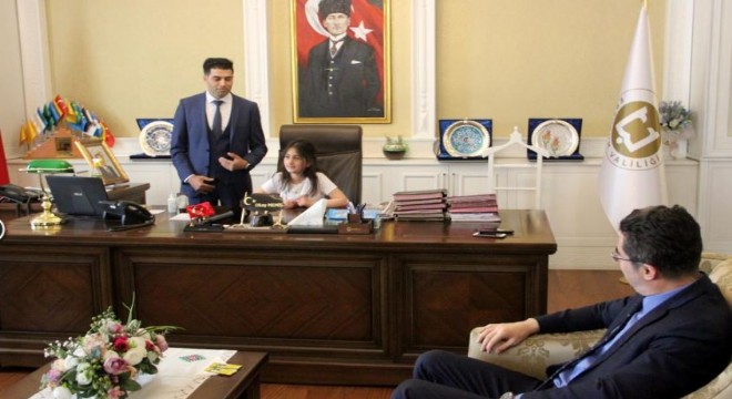 Memiş, koltuğunu öğrenci Elif'e devretti