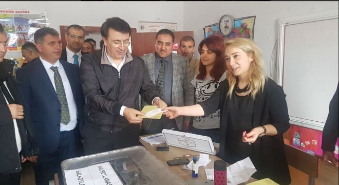 Milletvekili Aydemir oyunu Karayazı'da kullandı