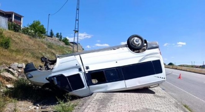 Bingöl yolunda minibüs devrildi: 1 yaralı