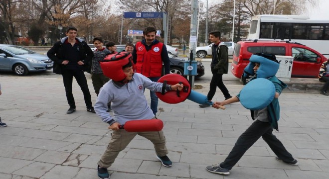 Mobil Gençlik Merkezi gençler için yollarda