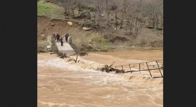 Munzur Nehri taştı, asma köprü çöktü