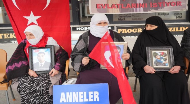 Muş'ta ailelerin evlat nöbeti devam ediyor