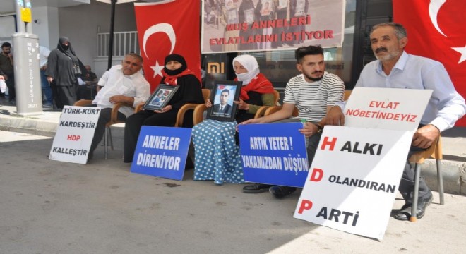 Muş'ta ailelerin evlat nöbeti devam ediyor