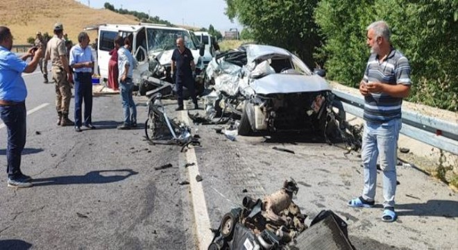 Muş yolunda otomobille minibüs çarpıştı: 5 yaralı