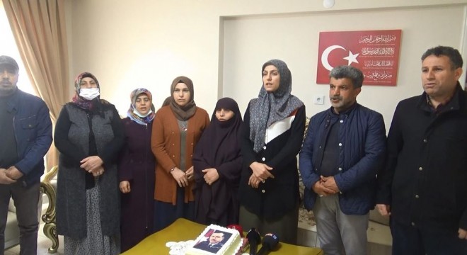 Nöbetteki Aileler Erdoğan'ın 68. yaş gününü kutladı