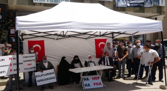Nöbetteki Muşlu annelere STK'lardan destek