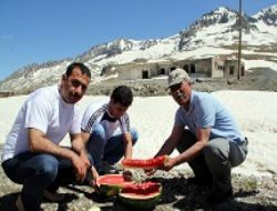 Ovit'te kar üstünde karpuz keyfi