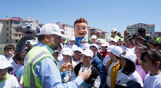 Öğrenciler Belediye başkanıyla çöp topladı