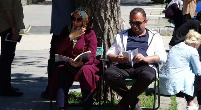 Öğrenciler sınavda, velileri dışarıda ter döktü