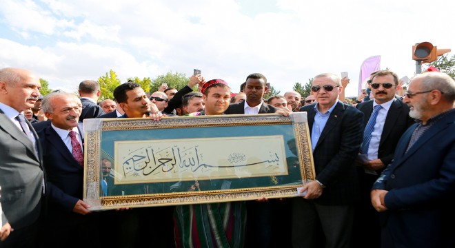 Öğrencilerden Cumhurbaşkanına sevgi gösterisi