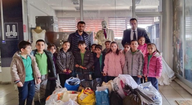 Öğrencilerden Hayır Çarşısı'na gıda bağışı