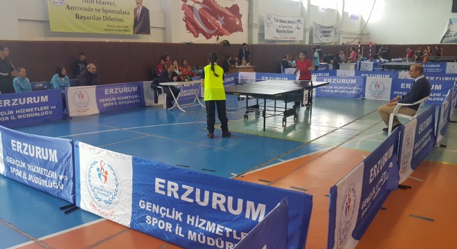 Okullar masa tenisinde yarıştı