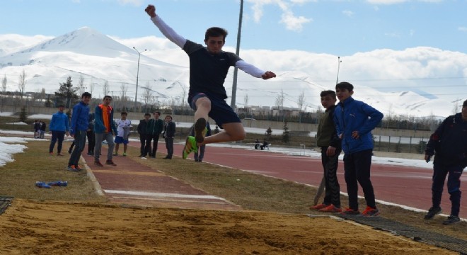 Okullar puanlı atletizmde yarıştı