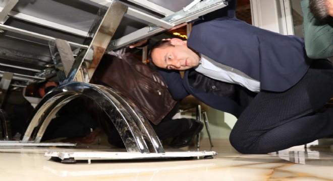 Oltu'da deprem tatbikatı gerçeğini aratmadı