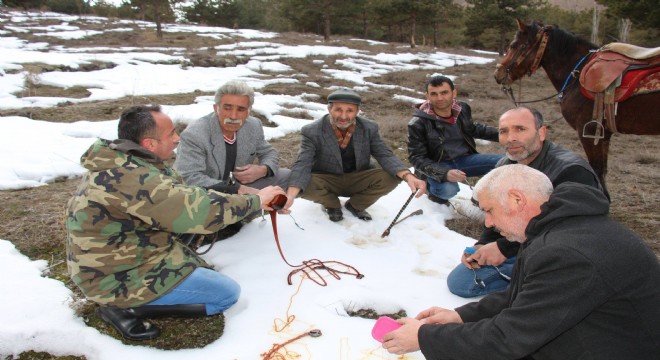 Oltu'da 'karlı pekmez' keyfi