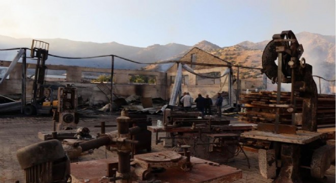 Oltu'da kereste fabrikası yandı