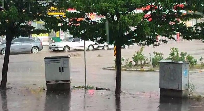 Oltu'da yağış taşkınlara yol açtı
