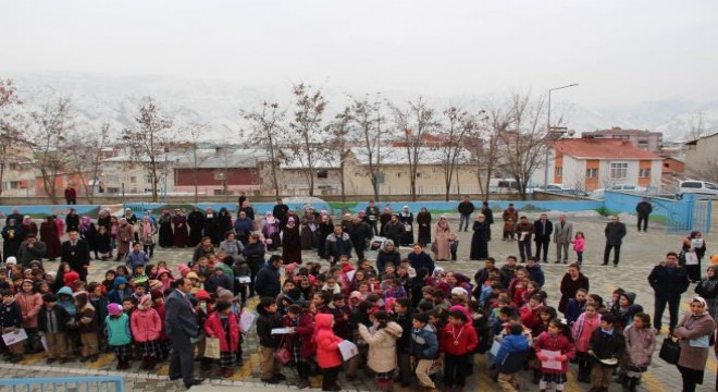 Oltulu öğrenciler karne coşkusunu paylaştı