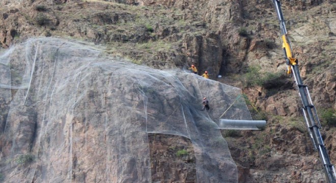 Olur-Artvin yolunda çelik telle güvenlik önlemi