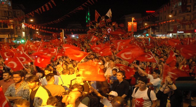 On binlerce Vanlı Beşyol Meydanında nöbet tuttu