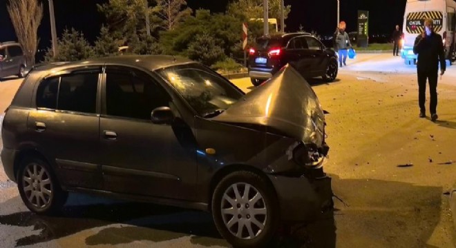 Otomobil ile minibüs çarpıştı: 2 yaralı