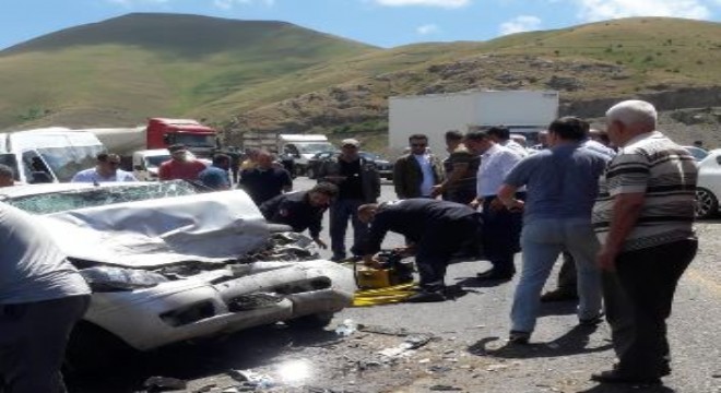 Otomobil iş makinasıyla çarpıştı:1 ölü, 3 yaralı