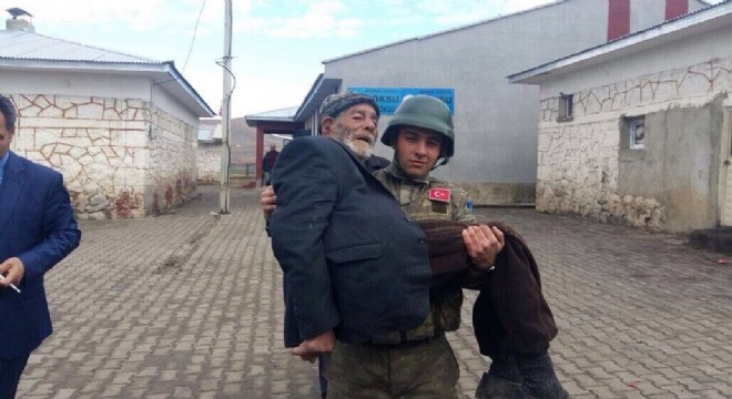 Oy kullanmaya giden dedeye jandarma desteği