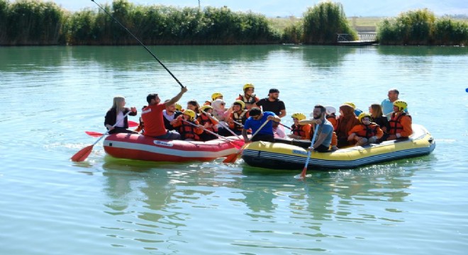 Özel çocukların rafting keyfi