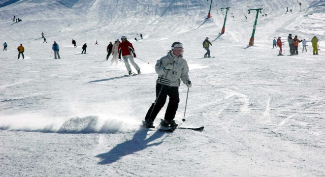 Palandöken'de kar 1 metre eşiğinde