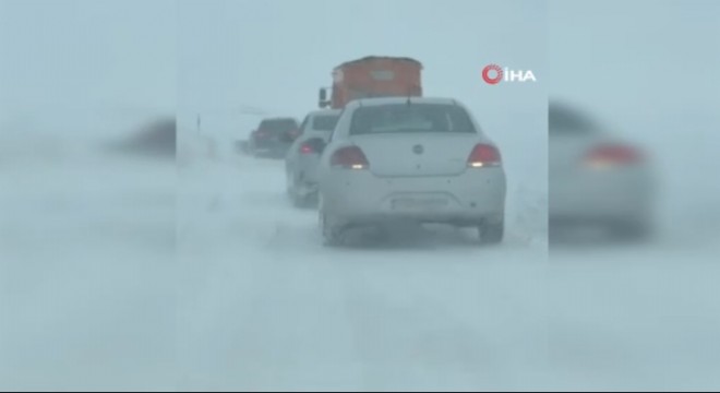 Palandöken geçidinde kar ve tipi araçları yolda bıraktı