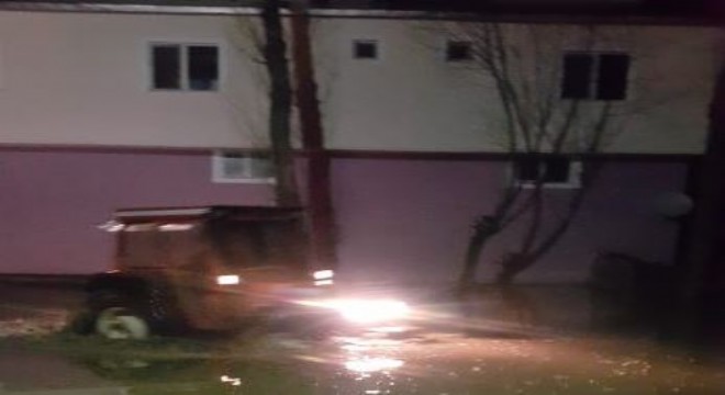 Pasinler'de yoğun yağış taşkına yol açtı