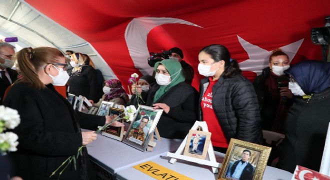 Pekcan'dan evlat nöbetindeki ailelere destek