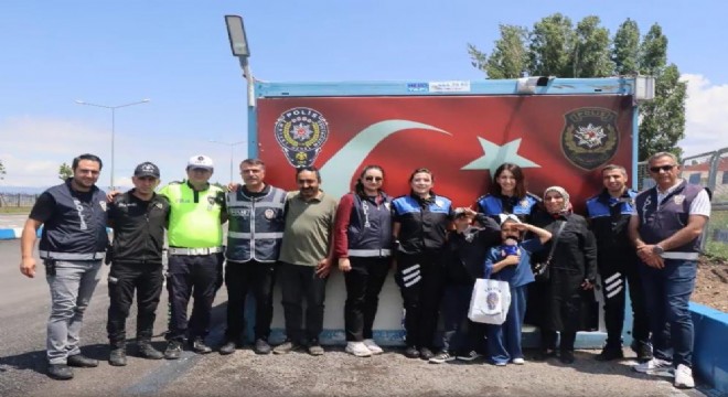 Polis ekipleri Esila'yı konuk etti