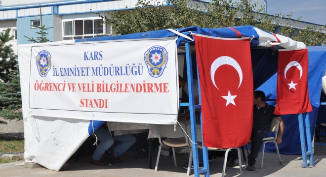 Polis üniversite öğrencilerini bilgilendiriyor