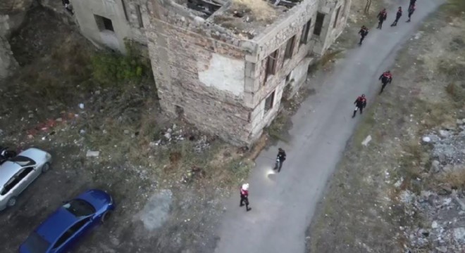 Polisten metruk binalara baskın