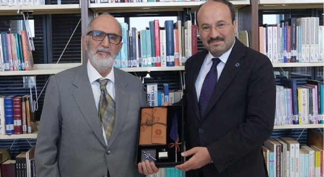 Prof. Dr. Karabey 12 bin 680 eseri ETÜ'ye bağışladı