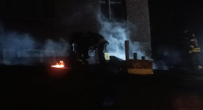 Rabiana'da metruk bina yandı