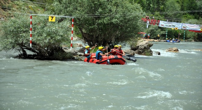 Raftingciler dalgalara meydan okudu.