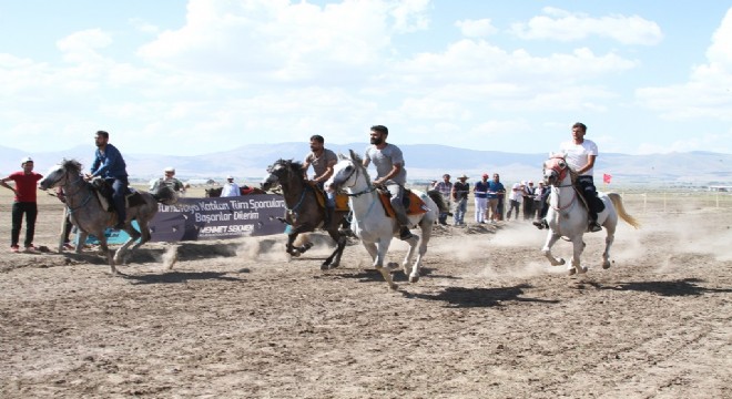 Rahvan at yarışları nefes kesti